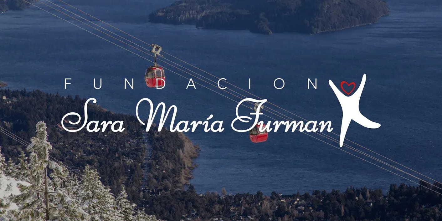 Imagen institucional de dos gondolas con el lago nahuel huapi de fondo y el logo de la fundacion Sara María Furman encima