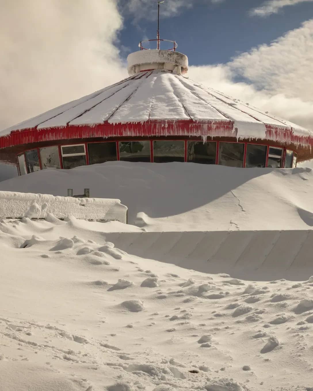 Confiteria giratoria desde fuera nevada