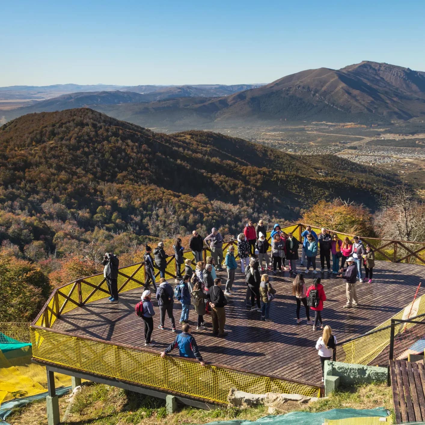 Vista panorámica de un grupo de personas maravillandose con el entorno natural de montañas y bosque